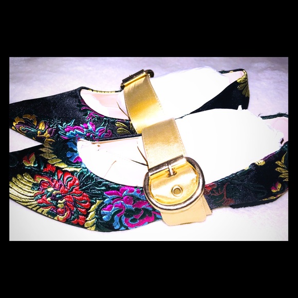 Brand New Blk embroidered pointy toe flats w/gold straps - Picture 1 of 8